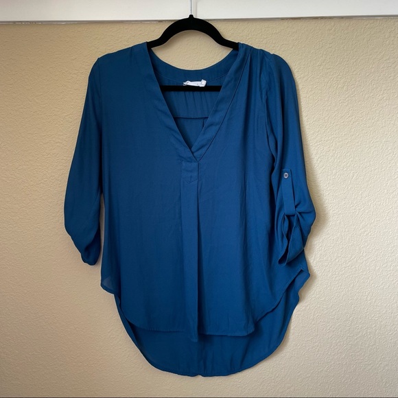 Lush V-Neck Blouse w Roll-up Sleeves (Like New) - Picture 2 of 4
